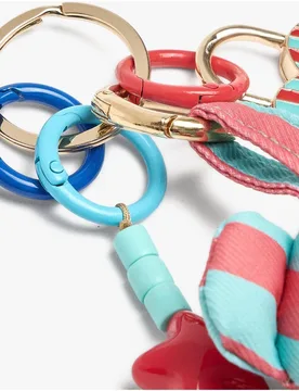 Llavero con charm de oso de rayas - Parfois - FashionsVida