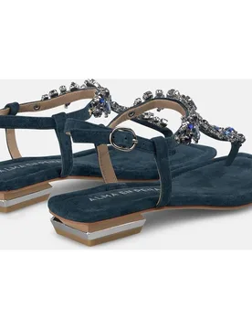 Sandalias planas de mujer con tira delantera en T con pedrería - Alma en Pena - FashionsVida