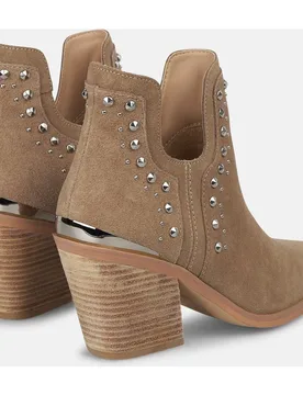 Botines básicos de mujer con tacón con abertura y tachas - Alma en Pena - FashionsVida