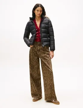 Plumífero de mujer con capucha de pelo sintético - Tommy Jeans - FashionsVida