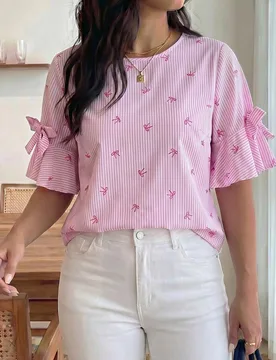 Blusa de talla grande con estampado de rayas rosas y lazos, cuello redondo y manga corta, holgada y dulce, top de verano lindo, estilo europeo, para c - Shein - FashionsVida