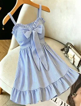 Vestido corto de verano casual y elegante para mujer de talla grande, con rayas azules y blancas, sin mangas, con volantes, lazo ajustable, tirantes a - Shein - FashionsVida