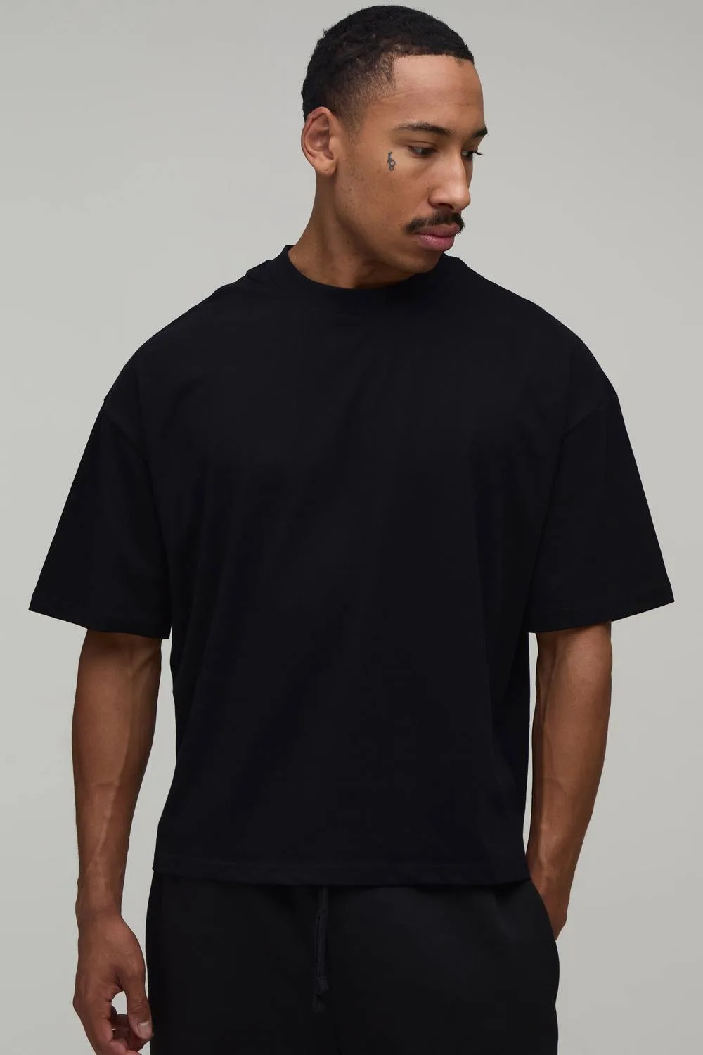Herren Basic Oversized Boxy T-Shirt mit verlängertem Ausschnitt Black Größe Medium - boohooMAN - FashionsVida