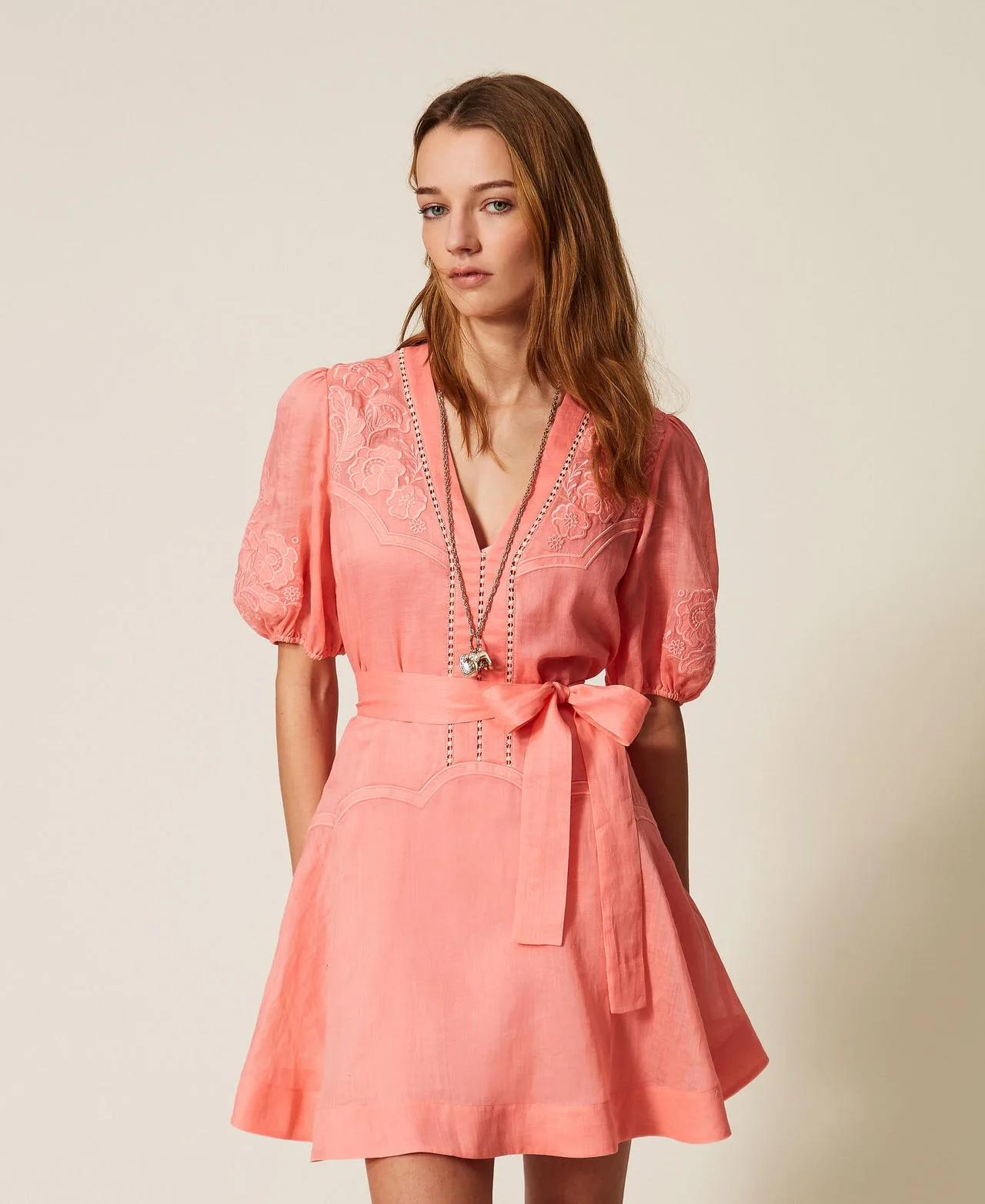 Robe courte en ramie avec broderie - TWINSET - FashionsVida