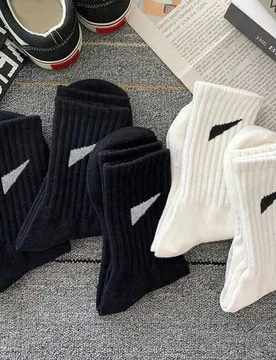 Piezas Calcetines deportivos cómodos unisex para hombres, adecuados para otoño/invierno/mujeres, antibacterianos, suaves, negro/blanco, resistentes - Shein - FashionsVida