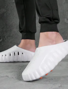 Pantuflas cómodas de suela suave de unicolor minimalista para hombres, sandalias ligeras y transpirables para playa y piscina EUR40 - Shein - FashionsVida
