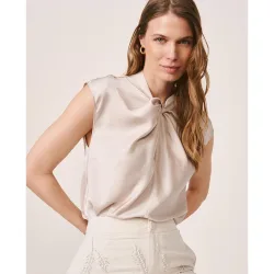 Blusa de mujer de satén sin mangas y cuello drapeado asimétrico