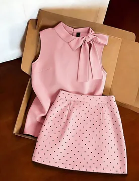 Conjunto de viaje de color gris claro, top sin mangas de cuello alto combinado con falda mini de lunares. Silueta ajustada minimalista que acentúa la - Shein - FashionsVida