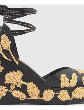 Alpargatas de cuña de mujer Carmela con motivos florales bordados y cierre de cintas a juego - Castañer - FashionsVida