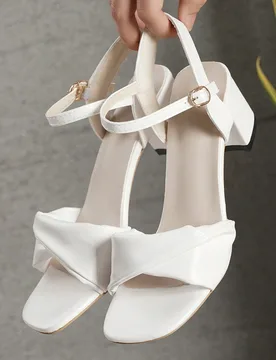 Par de sandalias de tacón alto con diseño de correa inversa elegante en color blanco, sandalias de tacón grueso con correa de tobillo, adecuadas pa - Shein - FashionsVida