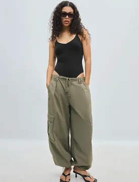 Body mit V-Ausschnitt und Trägern Schwarz XS - Stradivarius - FashionsVida
