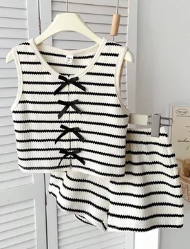 Conjunto informal de vacaciones de 2 piezas para niñas preadolescentes con top corto sin mangas de punto con textura a rayas marrón y blanco y short - Shein - FashionsVida