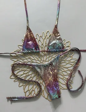 Set de 2 piezas de bikini sexy con sujetador triangular de cuello de halter y tanga con lazos laterales, con textura de piel de serpiente. Traje de ba - Shein - FashionsVida