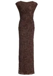 Figurbetontes Abendkleid aus bestic female