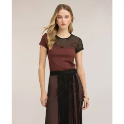 Camiseta de mujer bimaterial con bordado ajuste entallado con cuello redondo