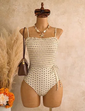 Traje de baño de una pieza amarillo con estampado aleatorio de lunares negros, con tirantes ajustables, versátil y casual para vacaciones en la play - Shein - FashionsVida