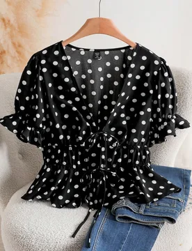 Blusa de manga corta con escote en V y nudo delantero, con estampado de lunares, ligeramente transparente, talla grande, para verano 4XL - Shein - FashionsVida