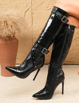 Botas altas versátiles de otoño/invierno 2025 de 12 cm, con tira de cuero, hebilla metálica, tachuelas y punta puntiaguda, con cremallera lateral, - Shein - FashionsVida