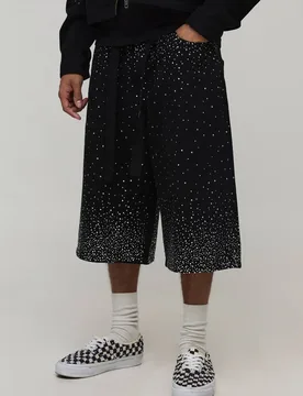 Herren Gewaschene Locker Geschnittene Jeans Hosen-Shorts Mit Gürtel Und Strasssteinen Washed Black Größe 28 - boohooMAN - FashionsVida