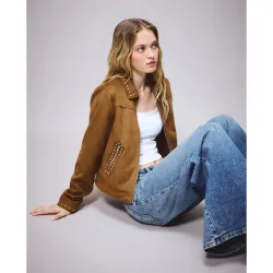 Cazadora antelina de mujer con tachas