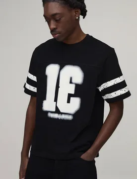Herren Regular Kastenförmig Geschnittenes Gewaschenes Oberteil Mit Varsity-Druck-Einsätzen Black Größe Large - boohooMAN - FashionsVida