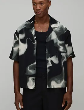 Herren Oversized Boxy Verzerrt Strobe Print Hemd Black Größe Small - boohooMAN - FashionsVida