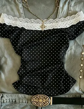 Camiseta casual sexy de mujer con hombros descubiertos, lunares, encaje y patchwork, para uso diario, citas y salidas nocturnas, lunares blanco y negr - Shein - FashionsVida