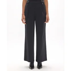 Pantalón recto de mujer con pieza en cinturilla con tachas