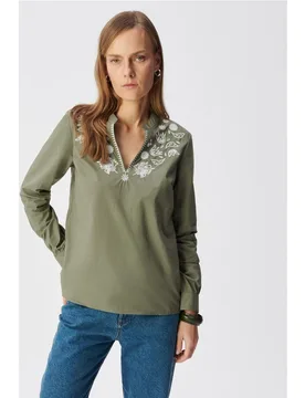 Blusa de mujer de algodón orgánico con bordados en el pecho - IKKS - FashionsVida