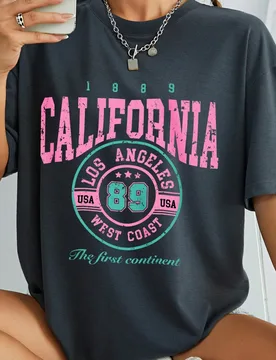 Camiseta gráfica de mujer de estilo casual y relajado para vacaciones, con diseño de hombros caídos, cuello redondo y estampado de letras. Perfecta - Shein - FashionsVida