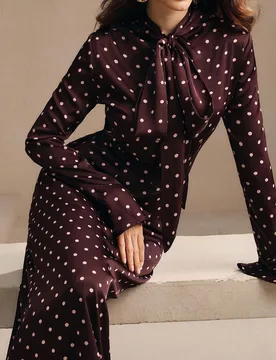 Conjunto de 2 piezas de camisa casual de mujer de manga larga con volantes y lazo en el cuello, estampado de lunares marrón y rosa, y falda recta de - Shein - FashionsVida