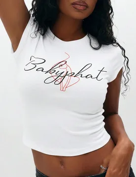 Camiseta corta de manga raglán con estampado gráfico y texto en script, de cuello redondo y ajustada S - Shein - FashionsVida