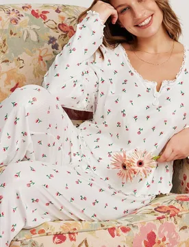 Conjunto de pijama de talla grande con estampado floral diminuto y encaje, esplendor floral abundante, detalles acogedores y elegantes, ropa de otoño - Shein - FashionsVida