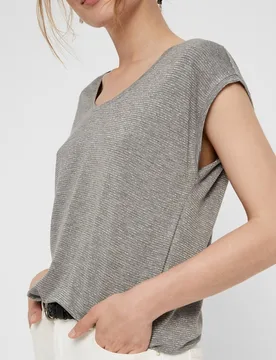 Top de mujer básico manga corta cuello pico - Pieces - FashionsVida