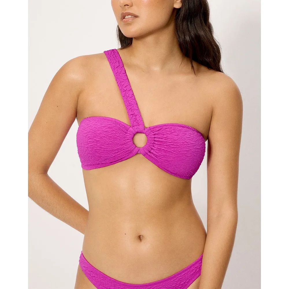 Tops de bikini asimétrico con textura en copa b - Ysabel Mora - FashionsVida