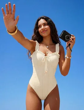 Mono de baño de verano casual para mujer con textura de tela a rayas y con estampado floral, con tirantes fruncidos, abertura en el frente y la cintu - Shein - FashionsVida