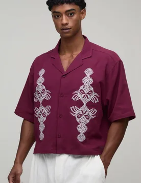 Herren Kastiges Crop-Hemd Mit Strukturiertem Reverskragen Und Stickerei Burgundy Größe XL - boohooMAN - FashionsVida