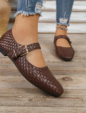Zapatos planos de mujer talla grande para otoño/invierno, bailarinas de patrón tejido marrón con hebilla metálica de moda para todo el año. Adecu - Shein - FashionsVida