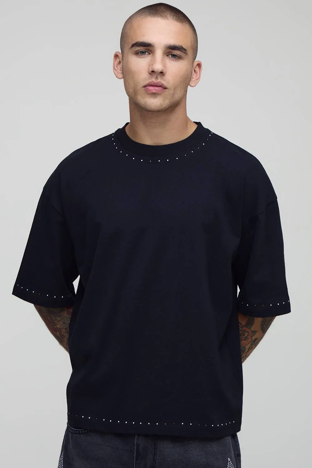 Herren Oversized Boxy T-Shirt mit Strass-Details Black Größe Medium - boohooMAN - FashionsVida