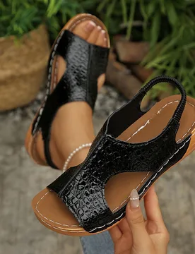 Sandalias de plataforma y cuña con puntera redonda, estampado de cocodrilo en PU negro, de estilo minimalista y de moda para el verano, tallas grande - Shein - FashionsVida
