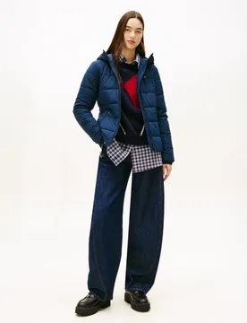 Cazadora de mujer tipo plumas con capucha y logo de la marca bordado - Tommy Jeans - FashionsVida