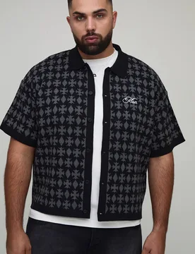 Herren Plus Oversized Boxy Fit Jacquard Patch Strickshirt Black Größe 2XL - boohooMAN - FashionsVida