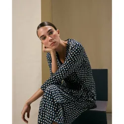 Vestido de mujer con manga larga y estampado de topos