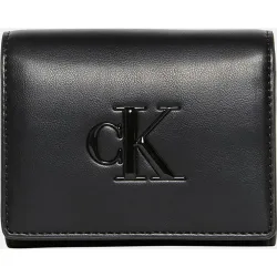 Cartera con cierre de solapa y logo CK