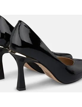 Zapatos de salón de mujer en charol tipo stiletto con acabado en punta - Alma en Pena - FashionsVida