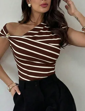 Camiseta de mujer elegante con rayas marrones, hombro asimétrico, cintura fruncida, ajuste ceñido, top modesto para verano, brunch, uso diario, play - Shein - FashionsVida