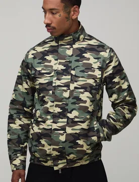 Herren Normal Geschnittene Feldjacke Aus Twill Mit Tarnmuster Camo Größe Small - boohooMAN - FashionsVida