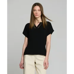 Camiseta de mujer cuello pico con fornitura