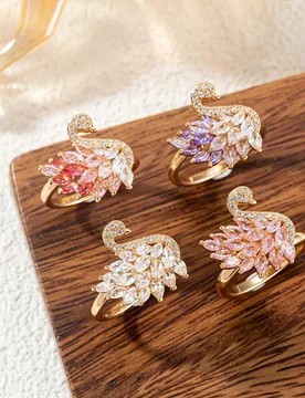 Anillo abierto ajustable con cisne de circonita cúbica colorida, chapado en oro - Shein - FashionsVida