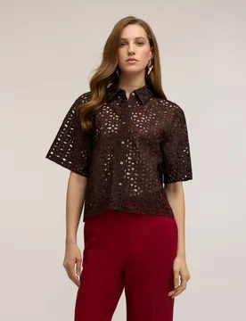 Camisa de mujer boxy de encaje macramé abertura frontal con cuello clásico y cierre de botones - Motivi - FashionsVida